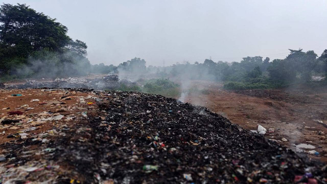 Potret tumpukan sampah di lahan kosong dekat Pemkab Tangerang, Sabtu (2/8). Foto: Dok. kumparan