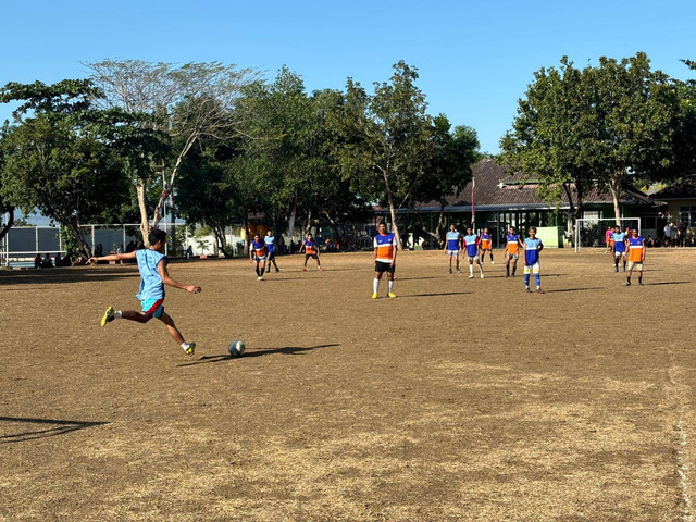 Pertandingan laga sepakbola dalam lapas Sumbawa. Sumber : dokumentasi Humas Lapas Sumbawa Besar