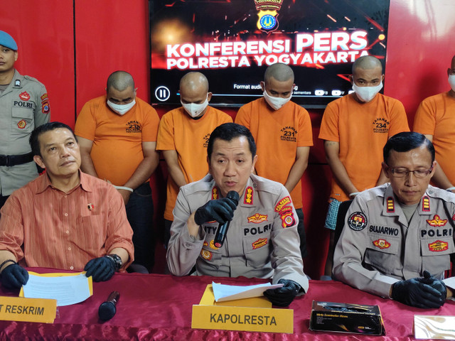 Kombes Pol Aditya Surya Dharma menunjukan sejumlah pelaku jaringan pembobol rumah kosong asal Sumsel yang beraksi di Yogya, Sabtu (2/8). Foto: Arfiansyah Panji/kumparan