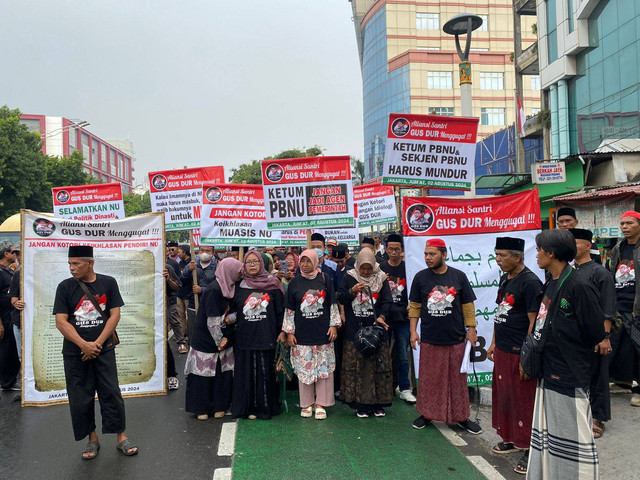 Demo Aliansi Santri Gus Dur di depan gedung PBNU, Jakarta pada Jum'at (2/8). Foto: Abid Raihan/kumparan