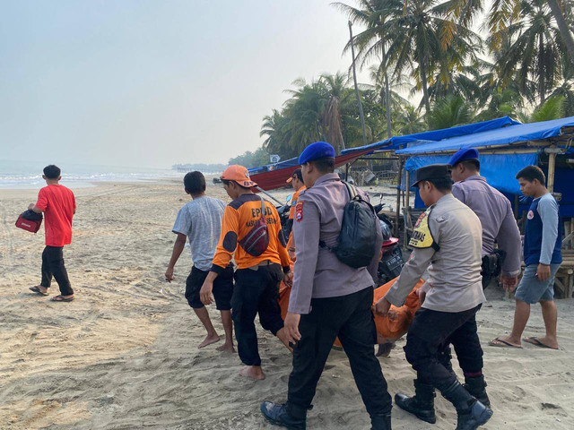 Petugas evakuasi mayat warga negara asing (WNA) berjenis kelamin pria tanpa identitas ditemukan terdampar di tepi pantai Kabupaten Serang, Banten pada Jumat (2/8). Foto: Dok. Polairud Banten Unit Markas Anyer