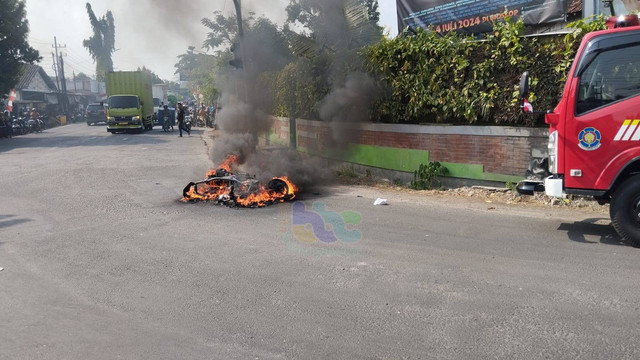 Kebakaran sepeda motor, di Jalan TGP turut Kelurahan Banjarejo, Kecamatan Bojonegoro Kota, Kabupaten Bojonegoro, Jawa Timur. Jumat (02/08/2024) (Aset: Istimewa)