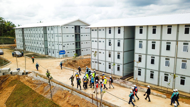 Hunian Modular TNI (HMT) di Penajam Paser Utara, Kalimantan Timur mengantarkan PT Wijaya Karya Bangunan Gedung Tbk. (WEGE) KSO memecahkan rekor MURI sebagai pembangunan Hunian Modular Topping Off Tercepat dan Pembangunan Hunian Modular Siap Huni Tercepat. Foto: Dok. Wijaya Karya