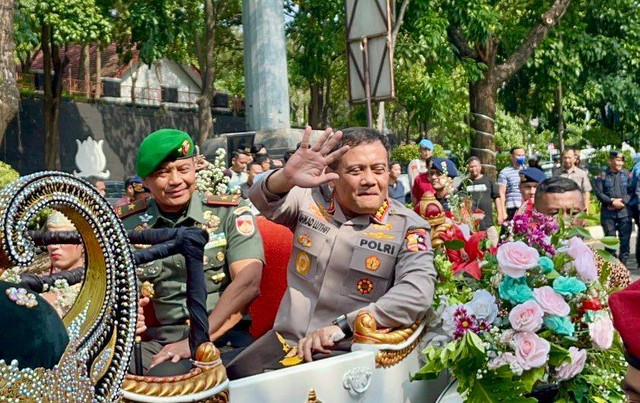 Komjen Ahmad Luthfi dan adik kandungnya Brigjen TNI Zainul Bahar, kemudian diarak menggunakan kereta kencana dalam tradisi perpisahan di Polda Jateng. Dok istimewa