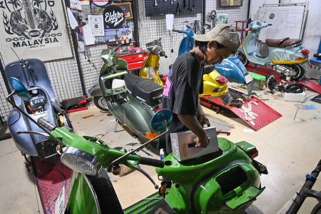 Teknisi mengkonversi sepeda motor berbahan bakar minyak menjadi sepeda motor listrik di Bengkel Elders Garage, Pancoran, Jakarta, Jumat (2/8/2024). Foto: Aditya Pradana Putra/ANTARA FOTO