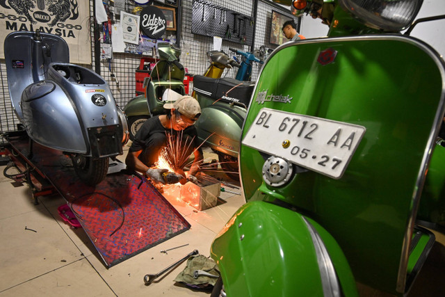 Teknisi mengkonversi sepeda motor berbahan bakar minyak menjadi sepeda motor listrik di Bengkel Elders Garage, Pancoran, Jakarta, Jumat (2/8/2024). Foto: Aditya Pradana Putra/ANTARA FOTO