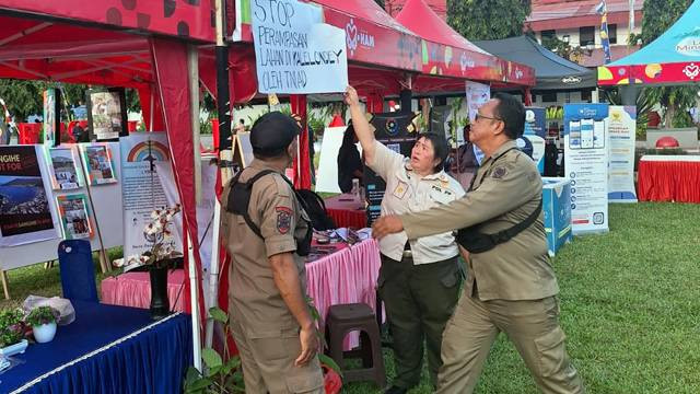 Aksi pencopotan poster yang dilakukan Satpol PP Kota Bitung di stand Festival HAM. (foto: dokumen istimewa)