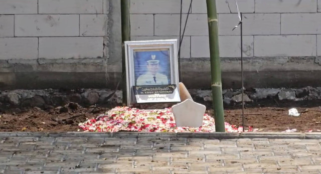 Jenazah mantan Wali Kota Batu, Eddy Rumpoko, yang sebelumnya dimakamkan di Taman Makam Pahlawan (TMP) Jalan Suropati, dipindahkan ke area pemakaman keluarga di Desa Pesanggrahan, Kecamatan Batu, Kota Batu, Jumat (2/8/2024) . Foto: Dok. Istimewa