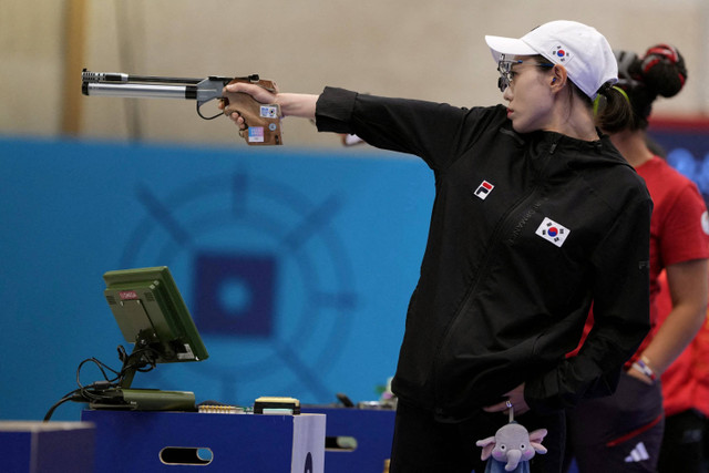 Atlet penembak perempuan Korea Selatan, Kim Ye Ji melakukan aksinya saat menembak di Olimpiade Paris 2024. Foto: Amr Alfiky/Reuters