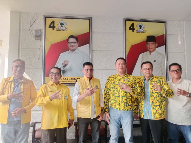 Anggota DPRD Lampung, Noverisman Subing bersama Sekretaris DPD Partai Golkar Lampung, Ismet Roni dan pengurus Golkar lainnya | Foto : Eka Febriani / Lampung Geh