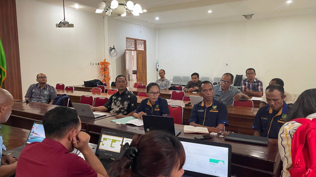 Rapat koordinasi bersama Dinas Penanaman Modal dan Pelayanan Terpadu Satu Pintu (DPMPTSP) Kabupaten Manggarai Barat, di Kantor Bupati Manggarai Barat, Nusa Tenggara Timur (NTT), Jumat (2/8/2024).  Foto: Fadhil Pramudya/kumparan