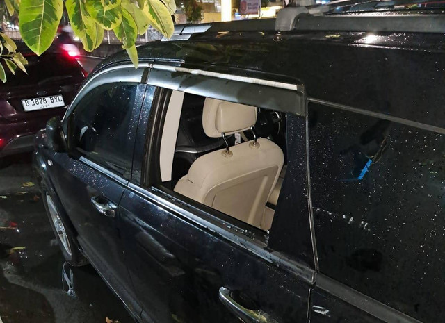 Kondisi mobil Dodge Journey yang menjadi sasaran pencurian di Jalan Mampang Prapatan Raya, Jumat (2/8). Dok. kumparan