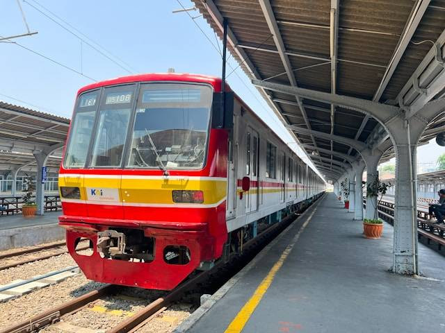 Cara Naik KRL dari Jatinegara ke Tanah Abang. Foto Hanya Ilustrasi Bukan Tempat Sebenarnya. Sumber Foto: Unsplash.com/Alviansyah Kuswidyatama