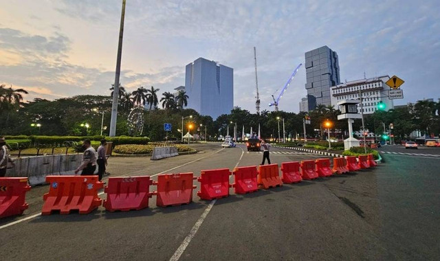 Polisi menutup Jalan Medan Merdeka Selatan, Sabtu (3/8/2024). Dok. TMC Polda Metro