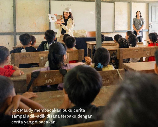 Maudy Ayunda saat membacakan cerita untuk anak-anak SD N 24 Desa Rumbih, Kapuas Hulu. Foto: Dok. instagram @fromthisisland