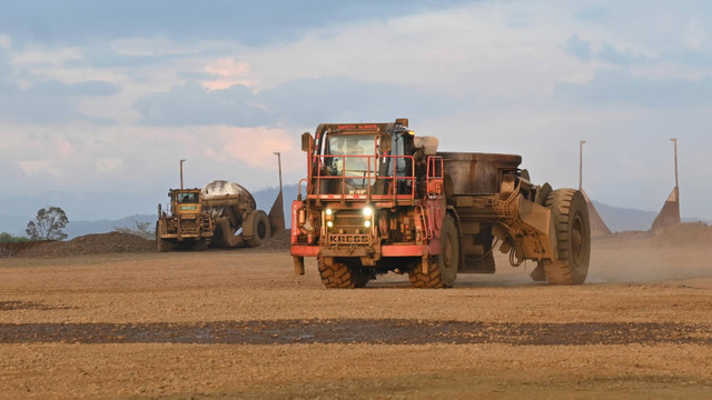 Sejumlah operator dump truck mengangkut slag atau limbah nikel ke tempat penampungan khusus Bahan Berbahaya dan Beracun (B3) di kawasan pertambangan PT Vale Indonesia, Sorowako, Luwu Timur, Sulawesi Selatan, Jumat (2/8/2024). Foto: ANTARA FOTO/Basri Marzuki