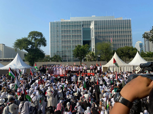 Foto: Wakil Ketua MPR RI, Hidayat Nur Wahid, saat menyampaikan orasi di depan Kedubes Amerika Serikat pada Sabtu (3/8). Rachmadi Rasyad/kumparan