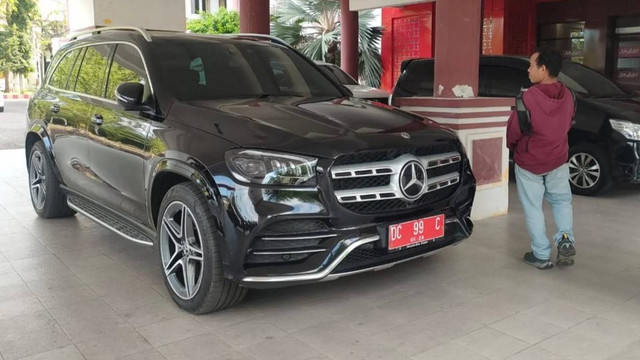 Mobil dinas Plt Sekda Polewali Mandar, I Nengah Tri Sumadana, yakni Mercedes Benz GLS-Class 450. Dok: Ist