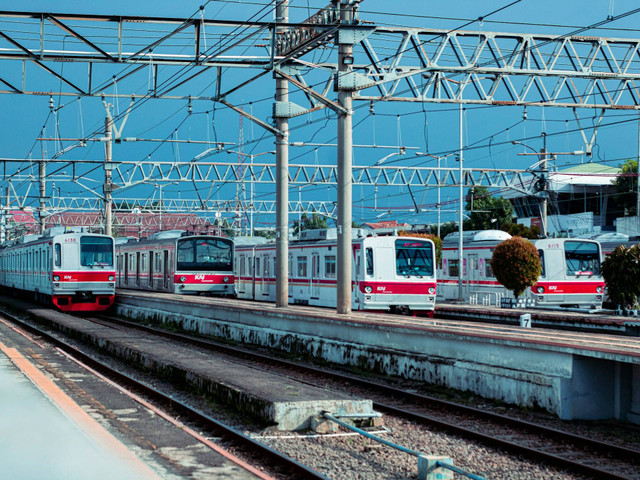 Naik KRL ke Pasar Senen. Sumber: unsplash.com/Faisal Hanafi.