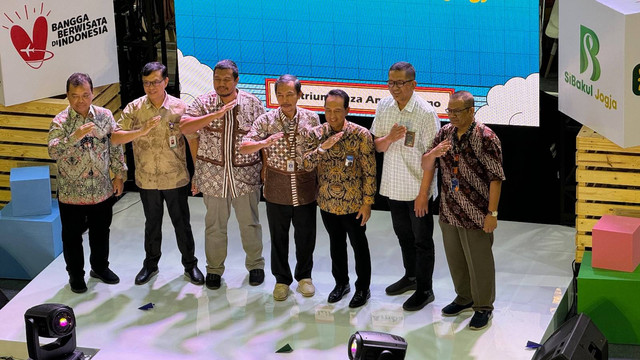 Foto bersama di acara Pembukaan Pameran SiBakul Kreatif Lokal Market 2024 yang digelar oleh Dinas Koperasi dan UKM DIY di Plaza Ambarrukmo, Jumat (2/8). Foto: Mulya Irfani/Pandangan Jogja