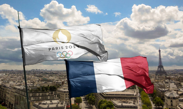 Bendera Olimpiade Paris 2024 bersanding dengan bendera Perancis di tengah kota Paris. Foto: Shutterstock.