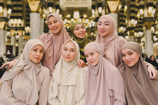 Momen Awkarin umrah bersama keluarga dan teman. 
 Foto: Instagram/ @narinkovilda