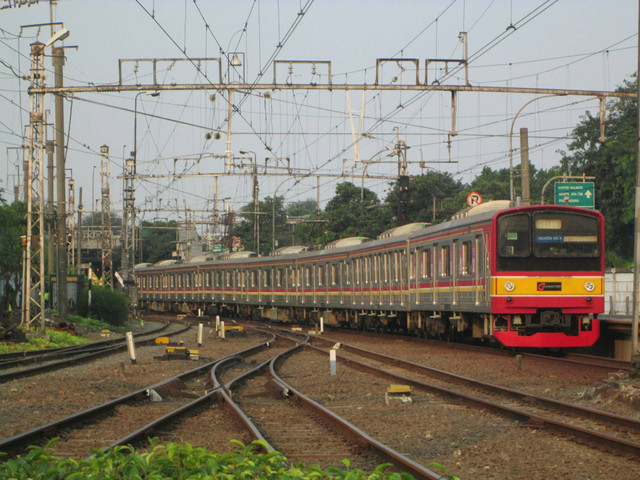 Naik KRL ke Jakarta International Velodrome. Foto hanya ilustrasi, bukan tempat yang sebenarnya. Sumber: unsplash.com/Fachry Hadid.