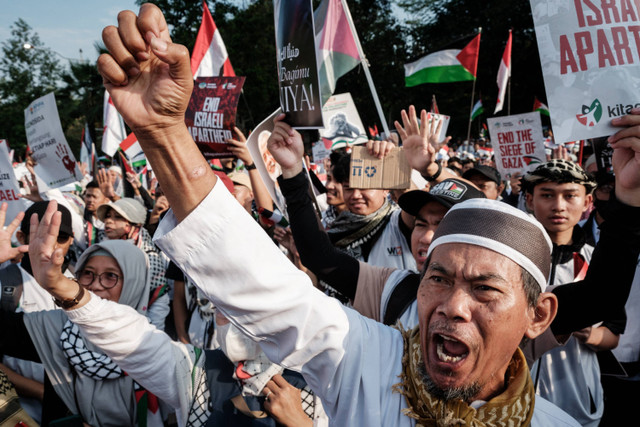 Pengunjuk rasa yang tergabung dalam Aliansi Rakyat Bela Palestina (ARI-BP) melakukan aksi solidaritas Internasional di  depan Kedutaan Besar Amerika Serikat, Jakarta, Sabtu (3/8/2024). Foto: Yasuyoshi Chiba/AFP