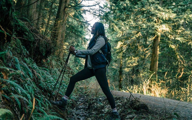 Ilustrasi cara tepat penggunaan trekking pole. Sumber: PNW Production/pexels.com