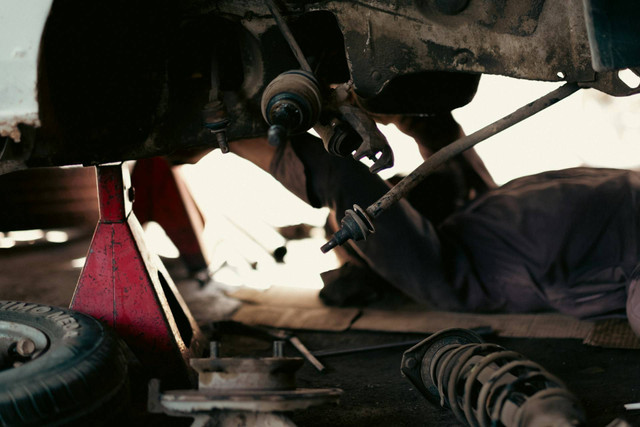 Bengkel Kaki-Kaki Mobil Cileunyi. Foto hanya ilustrasi, bukan tempat sebenarnya. Sumber: Unsplash/Tahamie Farooqui