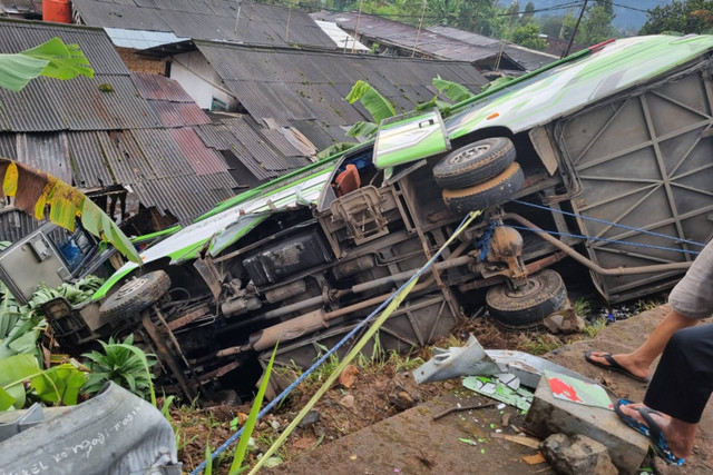 Sebuah bus mengalami kecelakaan di Jalan Alternatif Taman Safari, Desa Citeko, Kecamatan Cisarua, Kabupaten Bogor, Sabtu (3/8/2024).  Foto: Dok. Polsek Cisarua