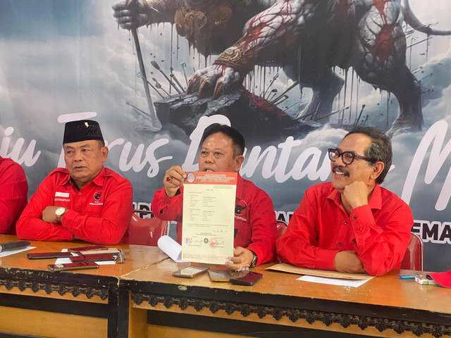 Dari kiri: Ketua DPC PDIP Sleman, Koeswanto; Ketua DPD PDIP DIY, Nuryadi; dan Sekretaris DPD PDIP DIY, Totok Hedi Santosa. Foto: Resti Damayanti/Pandangan Jogja