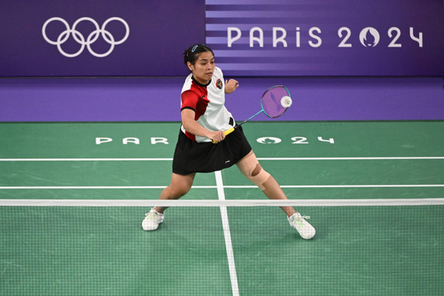 Pebulu tangkis putri Indonesia Gregoria Mariska Tunjung mengembalikan kok ke pebulu tangkis Thailand Ratchanok Intanon pada babak perempat final bulu tangkis putri Olimpiade Paris 2024 di Porte De La Chapella Arena, Paris, Prancis, Sabtu (3/8/2024). Foto: Wahyu Putro A/ANTARA FOTO