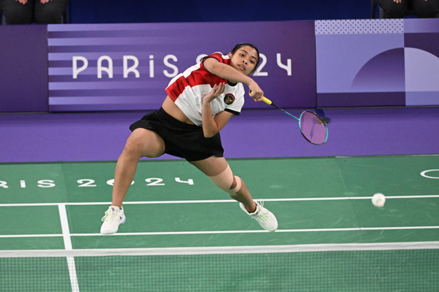 Pebulu tangkis putri Indonesia Gregoria Mariska Tunjung mengembalikan kok ke pebulu tangkis Thailand Ratchanok Intanon pada babak perempat final bulu tangkis putri Olimpiade Paris 2024 di Porte De La Chapella Arena, Paris, Prancis, Sabtu (3/8/2024). Foto: Wahyu Putro A/ANTARA FOTO