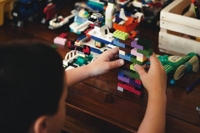 Ilustrasi manfaat lego untuk anak. Foto: Aedrian Salazar/Unsplash