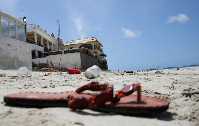 Sebuah sepatu yang ditinggalkan tergeletak di lokasi ledakan yang terjadi ketika para pengunjung sedang berenang di pantai Lido di Mogadishu, Somalia, 3 Agustus 2024. Foto: Feisal Omar/REUTERS