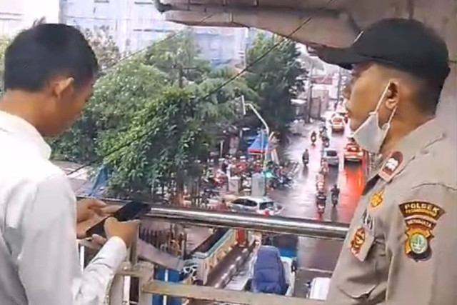 Polisi saat mengecek kebocoran pipa di jalan layang Transjakarta di Pesanggrahan, Jakarta Selatan. Foto: Dok. Istimewa