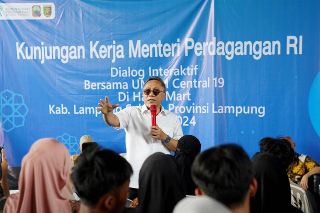 Menteri Perdagangan, Zulkifli Hasan berdialog dengan para pelaku UMKM Central 19 Lampung Selatan di Lampung, Sabtu (3/8/2024).  Foto: Dok. Kemendag