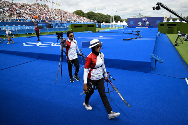 Pemanah putri Diananda Choirunisa berjalan usai bertanding melawan pemanah Prancis Lisa Barbelin pada babak perempat final panahan perorangan putri Olimpiade Paris 2024 di Esplanade des Invaldes, Paris, Prancis, Sabtu (3/8/2024). Foto: Wahyu Putro A/ANTARA FOTO