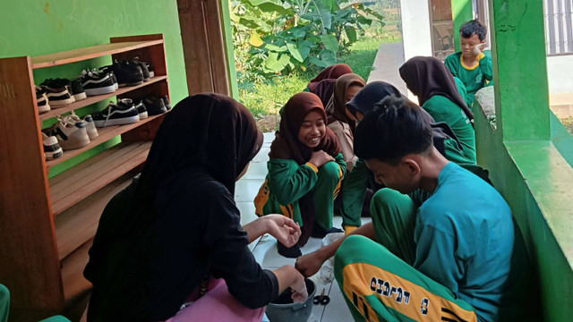 (Proses pembuatan briket bersama siswa MTs. Falahul Huda, Sumber: Tim KKN Unnes Giat 9 Desa Mojoagung)