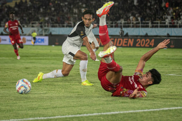 Pesepak bola Persija Jakarta Rizky Ridho Ramadhani (kiri) berebut bola dengan pesepak bola Persis Solo Ramadhan Sananta (kanan) pada pertandingan perebutan juara tiga Piala Presiden 2024 di Stadion Manahan, Solo, Jawa Tengah, Sabtu (3/8/2024). Foto: Mohammad Ayudha/ANTARA FOTO