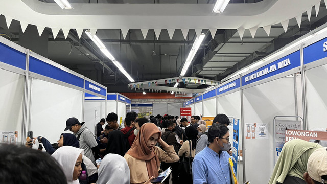 Suasana antrean lowongan pekerjaan yang dipadati anak-anak muda Gen Z di Mal Depok Town Square dok: Widya/Kumparan