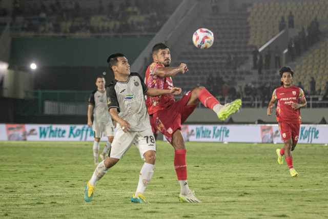 Pesepak bola Persis Solo Ricardo Regis Aparecido De Lima berebut bola dengan pesepak bola Persija Jakarta Witan Sulaeman pada pertandingan perebutan juara tiga Piala Presiden 2024 di Stadion Manahan, Solo, Jawa Tengah, Sabtu (3/8/2024). Foto: Mohammad Ayudha/ANTARA FOTO