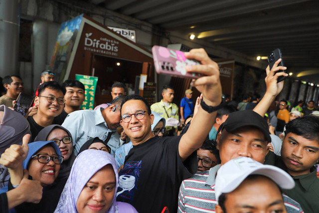 Mantan Gubernur DKI Jakarta Anies Baswedan menyapa warga saat car free day (CFD) di Kawasan Dukuh Atas, Jakarta, Minggu (8/4/2024). Foto: Iqbal Firdaus/kumparan