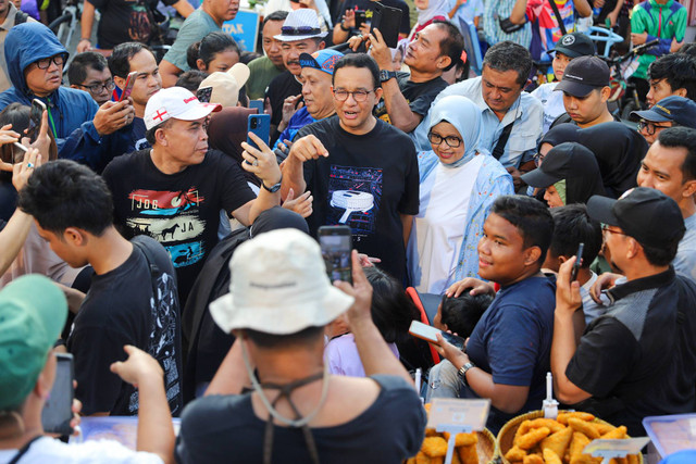 Mantan Gubernur DKI Jakarta Anies Baswedan menyapa warga saat car free day (CFD) di Kawasan Dukuh Atas, Jakarta, Minggu (8/4/2024). Foto: Iqbal Firdaus/kumparan