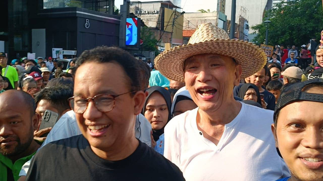 Anies Baswedan bertemu politikus Golkar Jusuf Hamka di CFD Jakarta, Minggu (4/8/2024). Foto: Fadlan Nuril Fahmi/kumparan