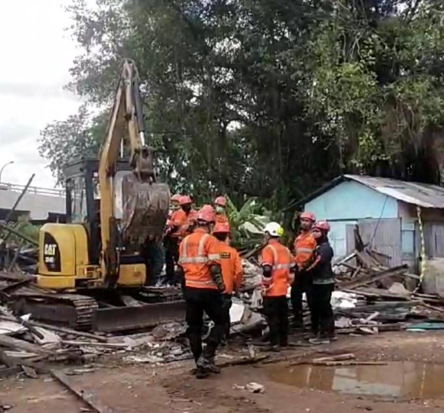 Tim gabungan menggunakan excavator untuk mencari korban yang tertimbun runtuhan ruko di Pontianak. Foto: Dok. HiPontianak