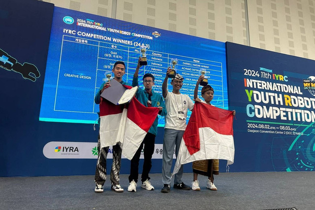 Darrell Haidar, hafizh atau penghafal Al-Quran 24 juz bersama dengan rekannya Achmad Fattah Asyauqi meraih medali emas dalam ajang International Youth Robot Competition 2024 di Korsel. Foto: Daarul Quran