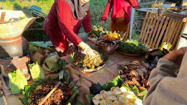 (4/8/2024) Siti Humsatun dan Mirahati Pedagang di Pasar Kuliner Desa Lerep menyiapkan Sego Iriban makanan khas Desa Lerep (Dok. Zayn Delisha)