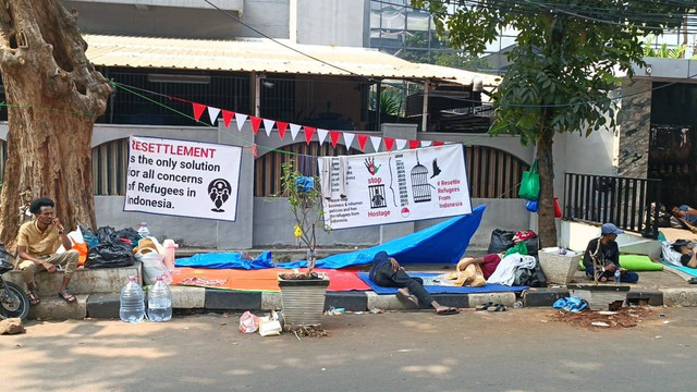 Pengungsi suaka kembali mengungsi di depan kantor UNHCR Indonesia, Setiabudi, Jakarta Selatan, Minggu (4/8/2024). Foto: Fadlan Nuril Fahmi/kumparan